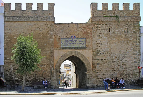 Tarifa, İspanya - 7 Mayıs 2018: insanlar İspanyol şehri Tarifa içinde tarihi kentin Jerez kapısında oturuyor