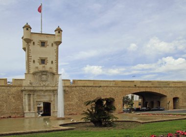 Dış duvarlarında eski Cadiz