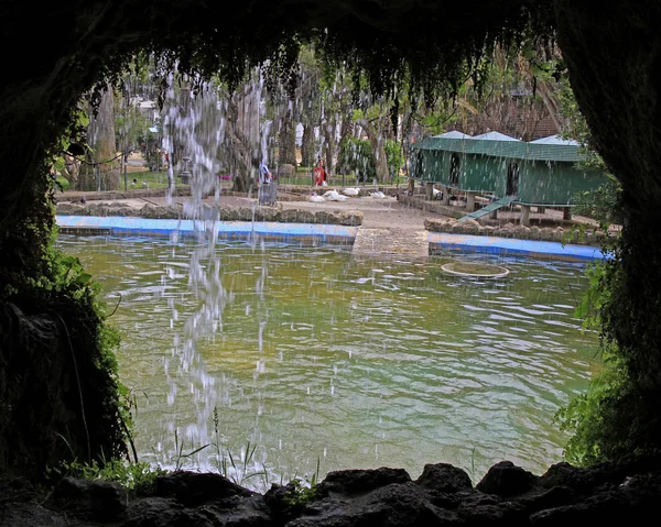 Jaskinia i wodospad w Parque Genoves, Cadiz — Zdjęcie stockowe