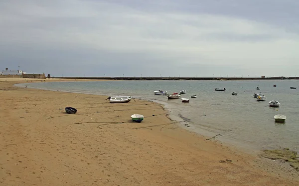 Barcos junto a la playa en la ciudad española Cádiz — Foto de Stock