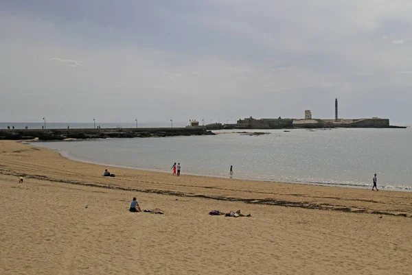 La plage dans la vieille ville maritime de Cadix — Photo