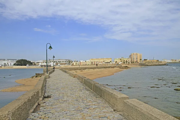 Passagem para o Castelo de San Sebastian em Cádiz — Fotografia de Stock