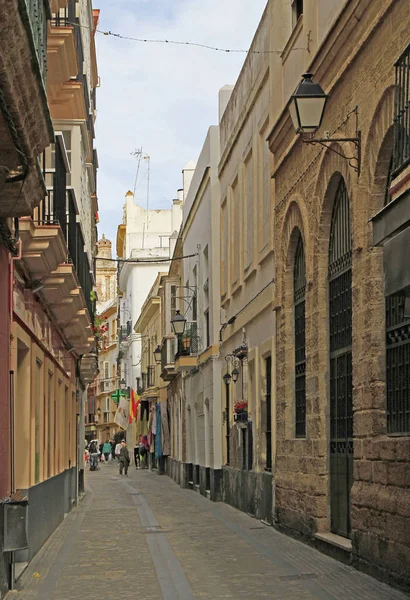 Människor vandrar genom den smala gatan i Cadiz — Stockfoto