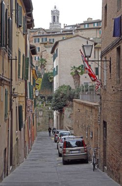 Siena, İtalya - 14 Aralık 2018: İtalyan şehri Siena eski kasabasında dar sokak