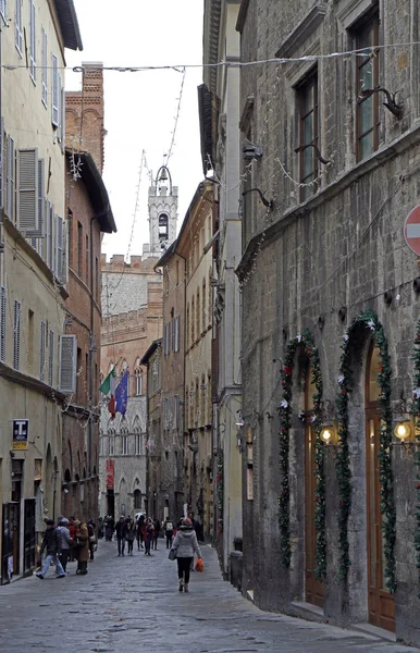 Siena Itálie Prosince 2018 Lidé Chodí Úzké Uličce Starém Městě — Stock fotografie