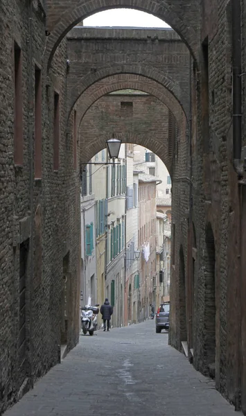 Siena Itália Dezembro 2018 Rua Estreita Cidade Velha Cidade Italiana — Fotografia de Stock