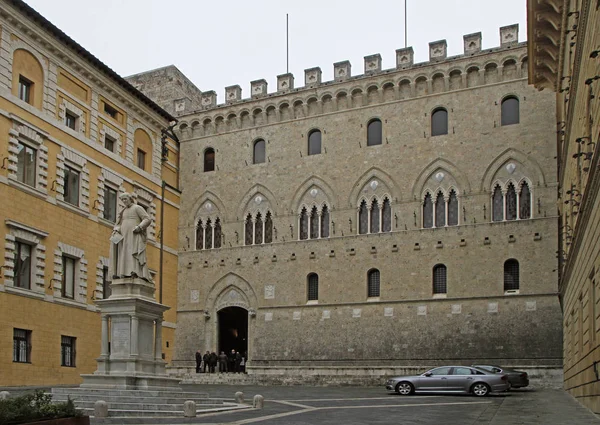 Siena Italien December 2018 Människor Vandrar Genom Piazza Salimbeni Italienska — Stockfoto