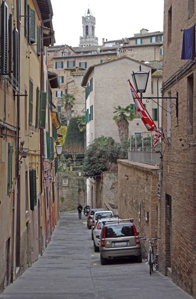 Siena, İtalya - 14 Aralık 2018: İtalyan şehri Siena eski kasabasında dar sokak