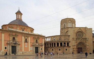 Valencia, İspanya - 25 Nisan 2018: La Plaza de la Virgen İspanyol şehri Valencia kare