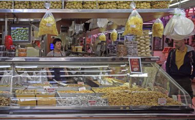 Valencia, İspanya - 26 Nisan 2018: kurutulmuş meyve ve fındık Merkez Market Valencia ile durak