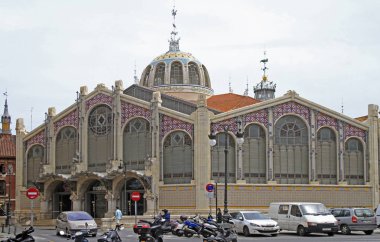 Valencia, İspanya - 26 Nisan 2018: et ve peynirle Merkez Market Valencia durak
