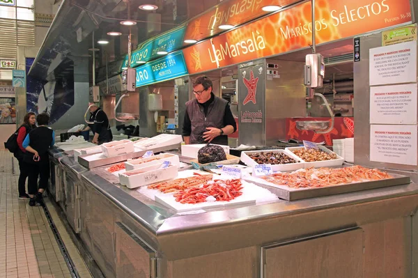 Valencia España Abril 2018 Hombre Vende Mariscos Mercado Central Valencia —  Fotos de Stock