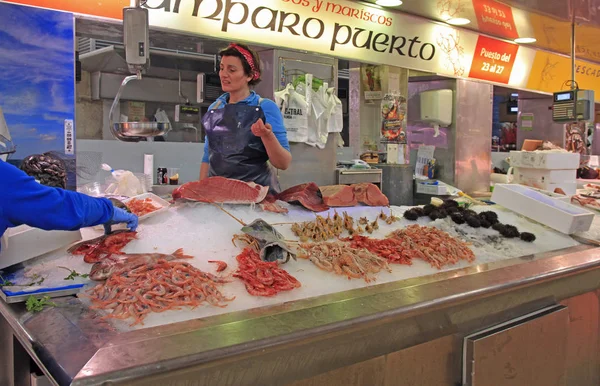 Valencia Spanien April 2018 Kvinnor Säljer Fisk Och Skaldjur Central — Stockfoto