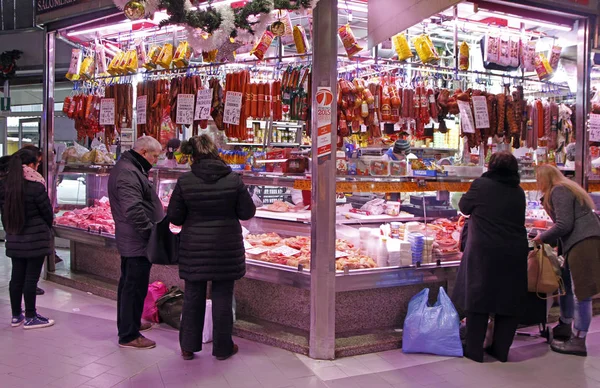 Hús és kolbász a város piaca Torinóban bódé — Stock Fotó