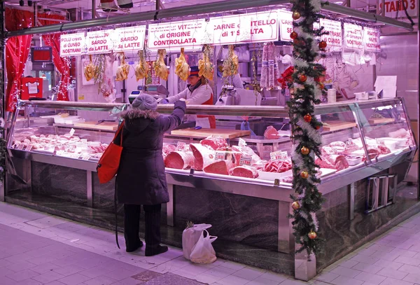 Étal avec viande fraîche sur le marché de la ville à Turin — Photo