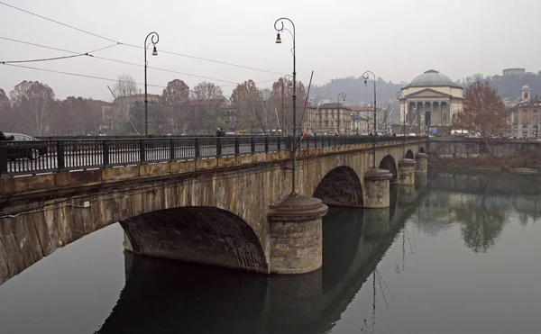 Vittorio Emanuele Torino'da Po Nehri üzerinde köprü — Stok fotoğraf