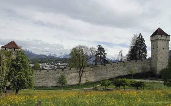 Parte da parede de Musegg na cidade Luzern — Fotografia de Stock