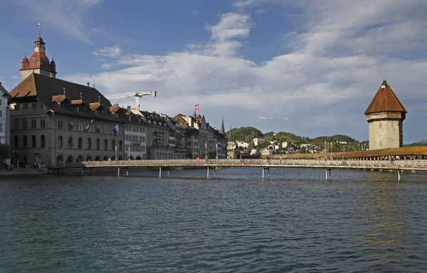 El puente de la capilla en la ciudad suiza Luzern —  Fotos de Stock