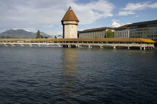 El puente de la capilla en la ciudad suiza Luzern —  Fotos de Stock