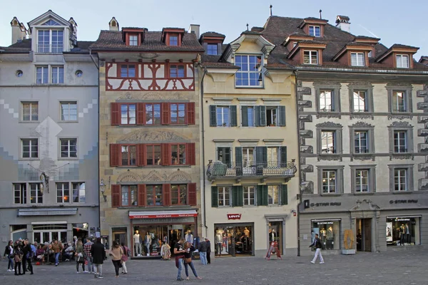 Lidé chodí po Kornmarktu v Luzernu — Stock fotografie