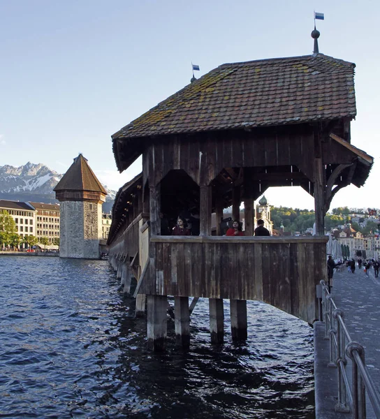 El puente de la capilla en la ciudad suiza Luzern —  Fotos de Stock