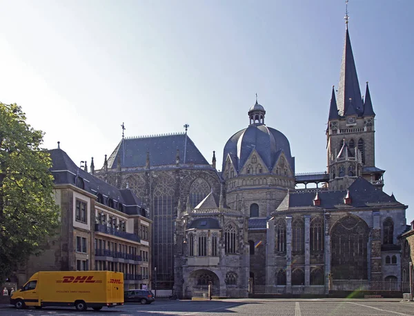 Riesige gotische Kathedrale im deutschen aachen — Stockfoto