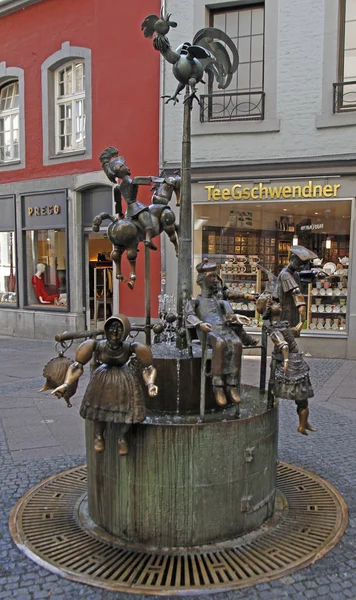 Den ovanliga fontänen Puppenbrunnen av Bonifatius Stirnberg Stockbild