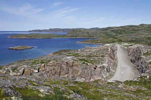 Paysage pierreux au village russe Teriberka dans la région de Mourmansk — Photo