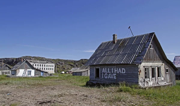 La casa abandonada en el pueblo de Teriberka — Foto de Stock