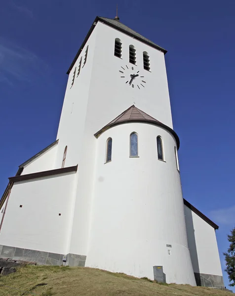 A igreja branca com relógio em Svolvaer — Fotografia de Stock