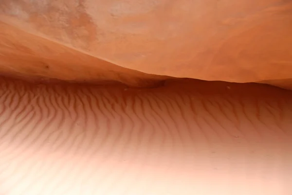 Çölde kum dalgaları esiyor.