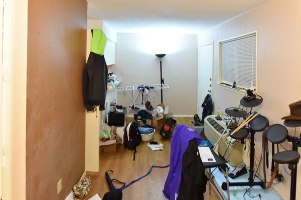 Austin Teksas 'ta uluslararası öğrencilerin dağınık odası.