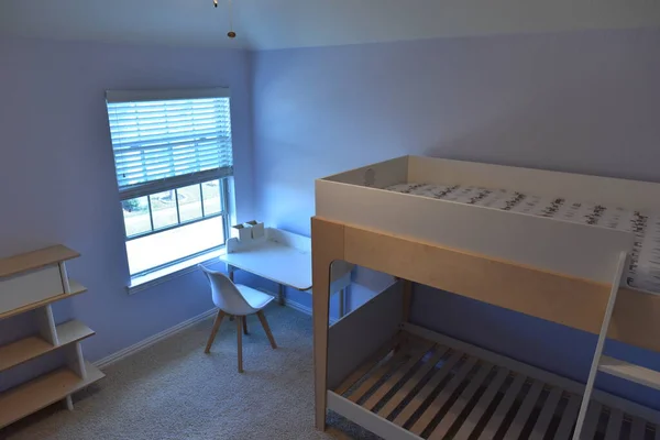 Günlük çalışma için çocukların yatak odası.