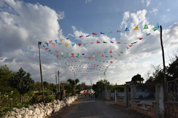 Santa Elena, Meksika 'nın ana yolu üzerinde renkli bayraklar asılı.