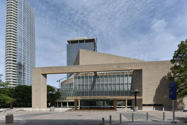 Morton H Meyerson Senfoni Merkezi 'nin ana cephesi