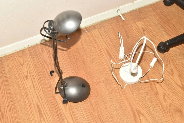 Alüminyumdan yapılmış iki masa lambası.