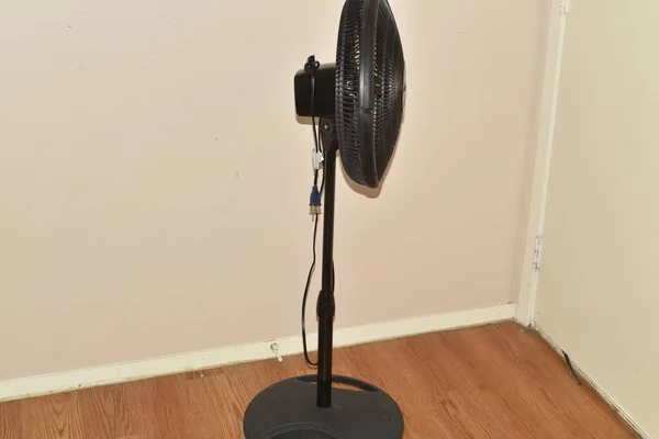 Plastikten yapılmış ucuz siyah vantilatör.