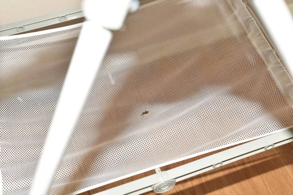 Askıda küçük bir delik var.