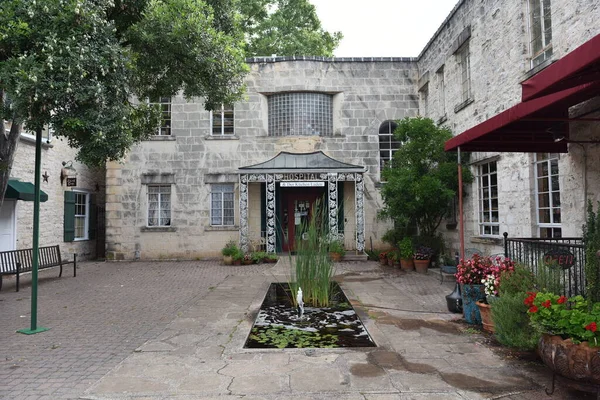 Hastane binasıyla çevrili tarihi bir şehrin köşesinde küçük bir gölet.