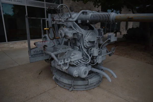 Gri boyalı demirden yapılmış savaş makinesi.