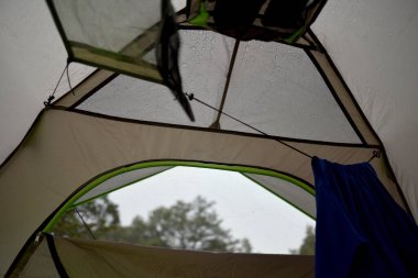 Kamp alanındaki ani fırtınadan kaçınmak.