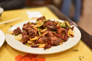 Çin yemeği: Kırmızı biberli karıştırılmış et. Çin 'den bir arkadaşım bana birkaç Çin yemeği ısmarladı. İsim bilinmiyor. Sahne Austin, Teksas, ABD 'de çekildi..