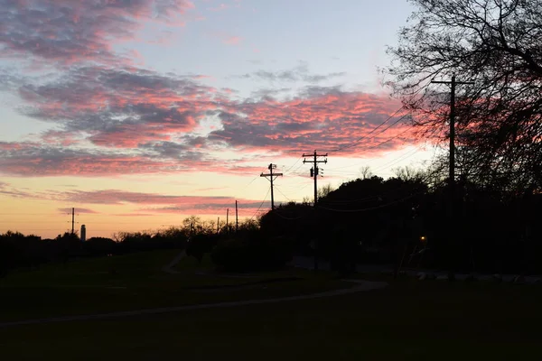 Gün batımında kış bulutu. Sahne Austin, Teksas, ABD 'de çekildi.