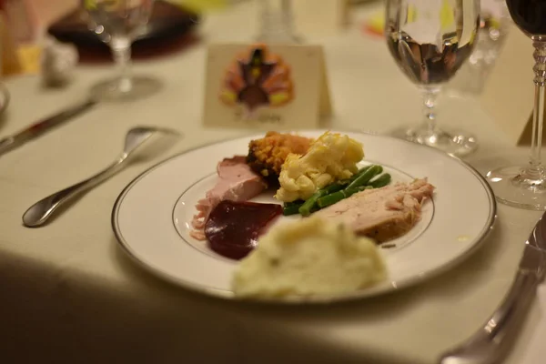 Şükran Günü için yemek masası. Amirlerimden biri beni şükran gününe davet etti..