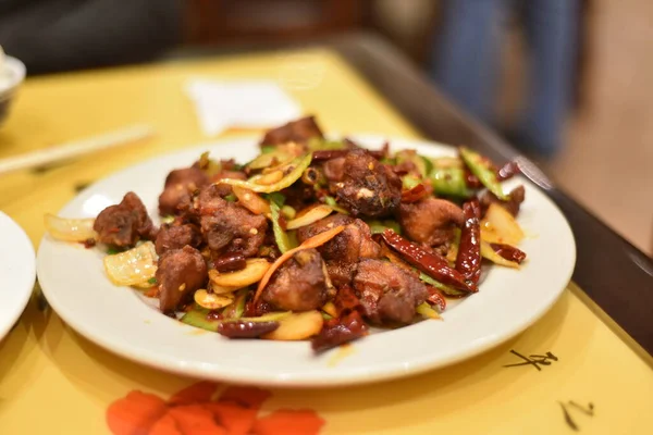 Çin yemeği: Kırmızı biberli karıştırılmış et. Çin 'den bir arkadaşım bana birkaç Çin yemeği ısmarladı. İsim bilinmiyor. Sahne Austin, Teksas, ABD 'de çekildi..