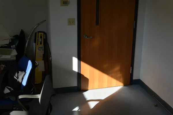 Tazminat için ofiste fazla mesai. - Evet. Sahne Austin, Teksas, ABD 'de çekildi.