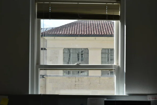 Çifte cam tarihi pencereden tarihi bina. West Mall Binası 'ndan Goldsmith Binası' nı gösteriyor. Sahne Austin, Teksas, ABD 'de çekildi..