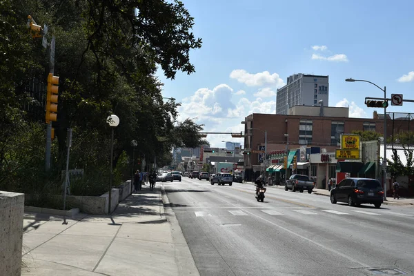 Teksas Üniversitesi (UT) yakınlarındaki Guadalupe Caddesi 'nin sokak manzarası. Sahne Austin, Teksas, ABD 'de çekildi.