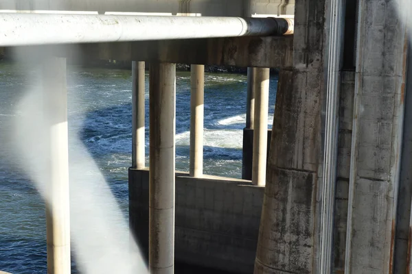 Colorado Gölü 'ndeki çitlerden aşağı baraj, Austin. Sahne Austin, Teksas, ABD 'de çekildi.