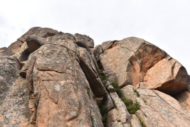 Bongjeong-am tapınağının arkasındaki yüksek uçurum. 20 Haziran 2019, Seoraksan Ulusal Parkı, Kangwon-do, Kore.